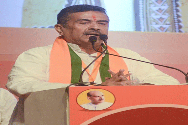 Suvendu Adhikari addressing the crowd at the Brigade Parade Ground
