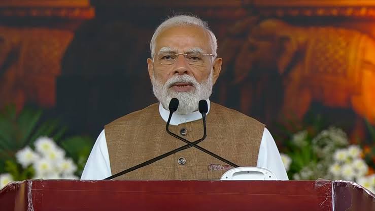PM Narendra Modi addressing the public during the Vadodara programme